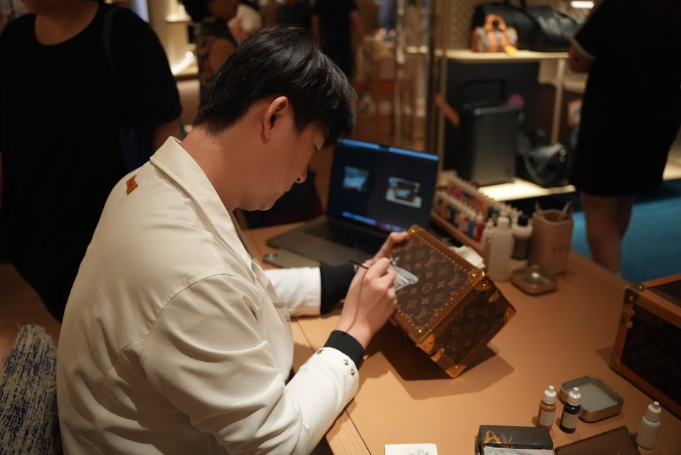 THE LOUIS 路易号の中、かばんに手書きの絵