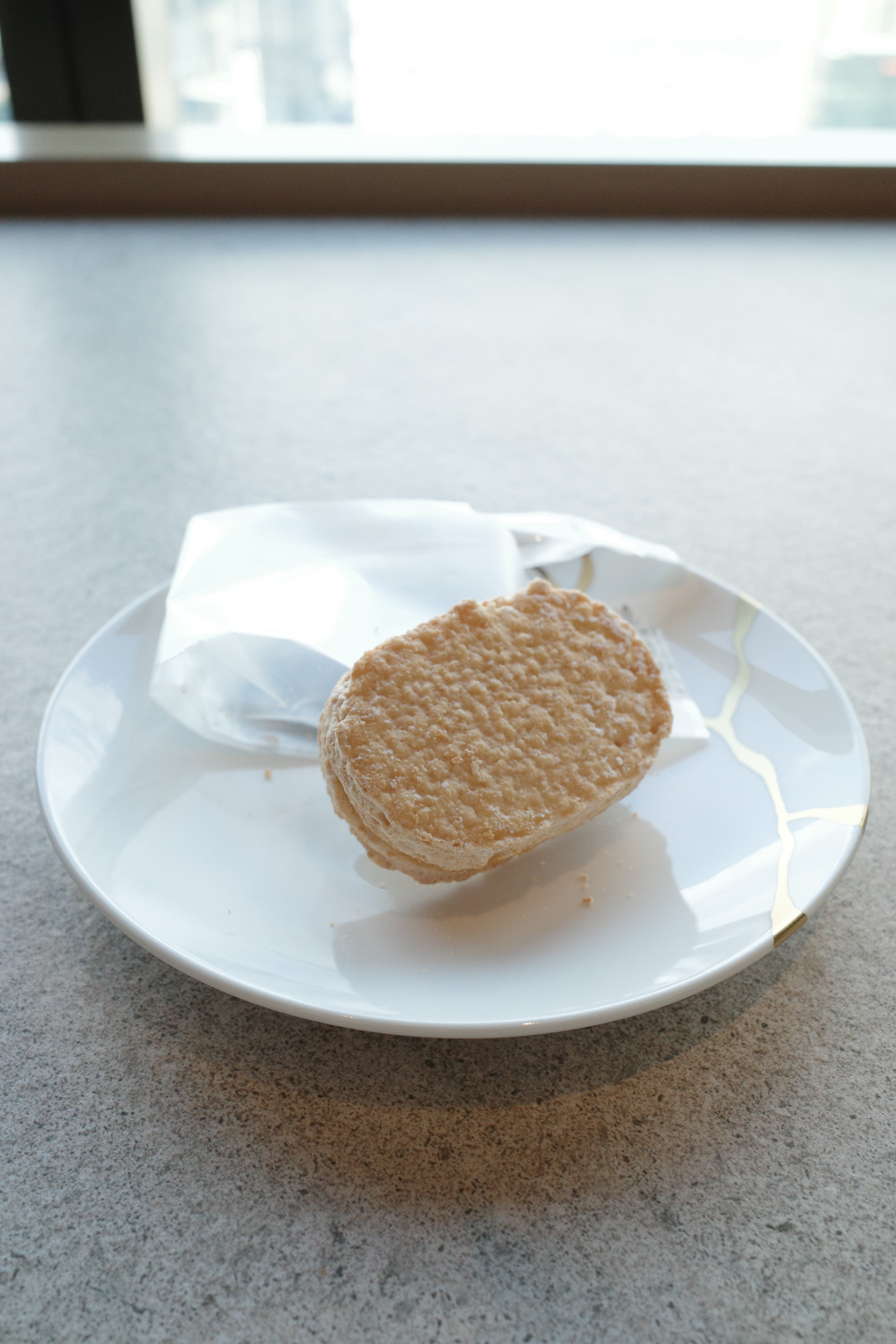 大阪ステーションホテル　SPECIALTY SALON　チェックインの時のお菓子、ダックワーズ