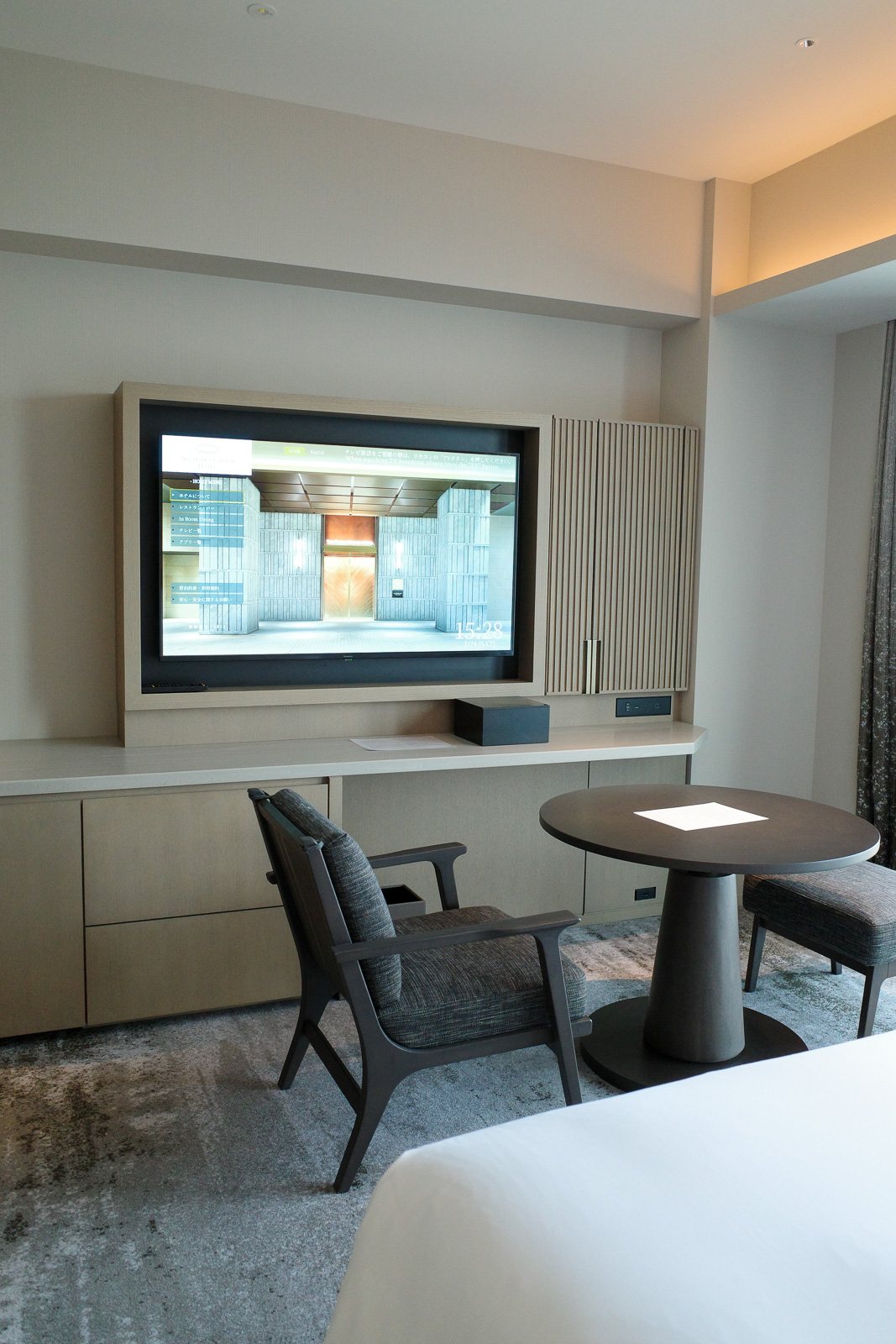 大阪ステーションホテルのテレビ、机