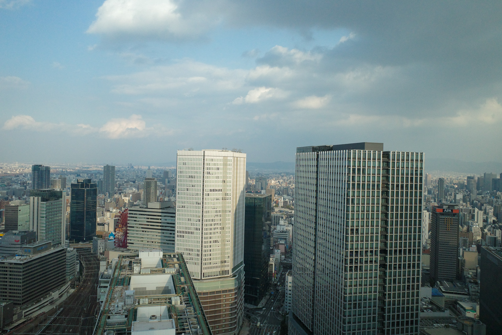 大阪ステーションホテルの客室から見た北新地側の景色