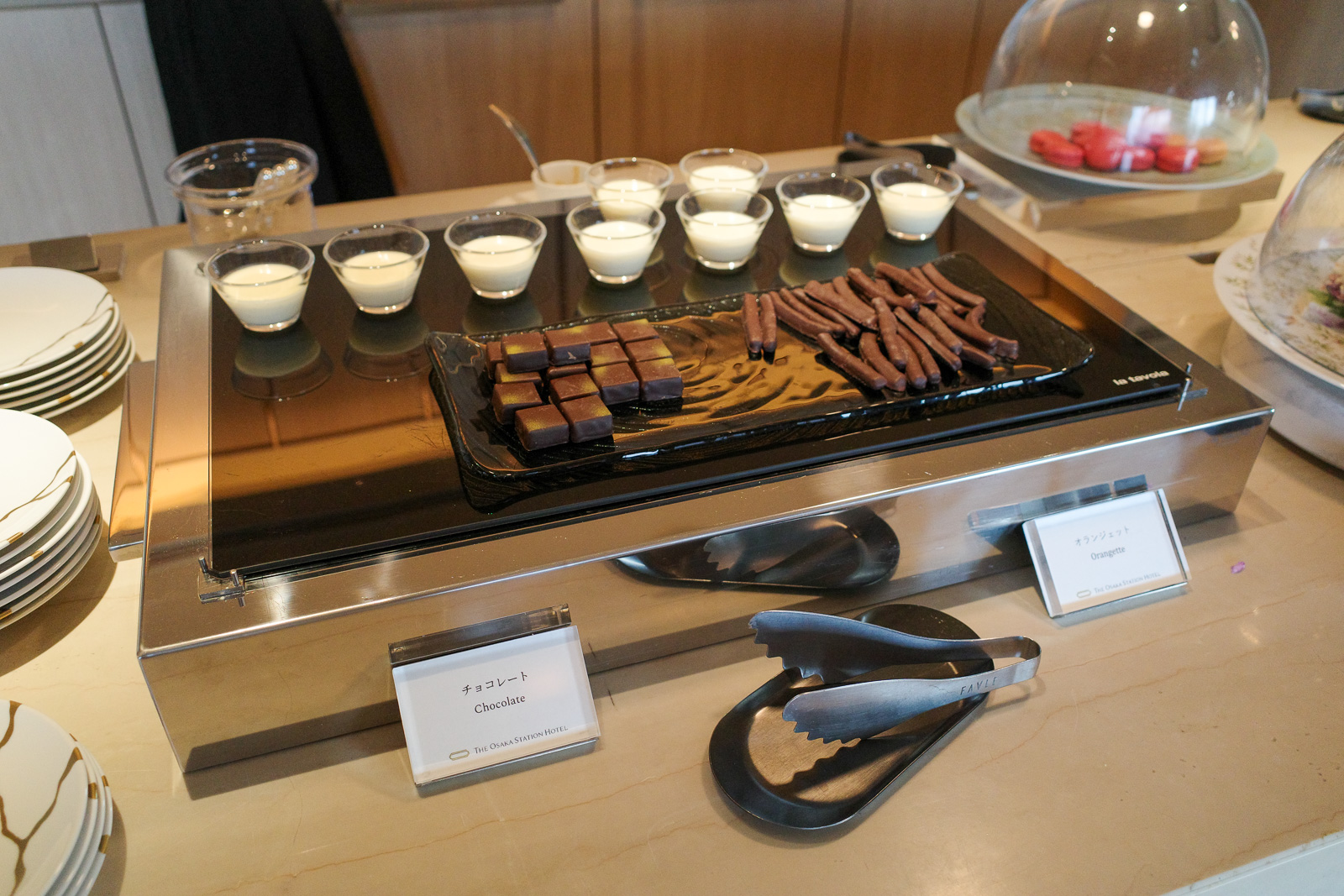 大阪ステーションホテル　SPECIALTY SALON　アフタヌーンティー　オランジェットやチョコレート