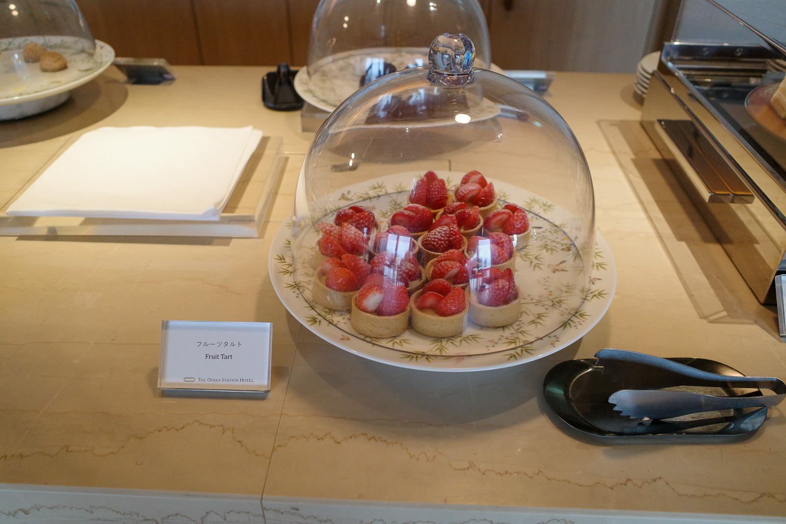 大阪ステーションホテル　SPECIALTY SALON　アフタヌーンティー　いちごのフルーツタルト