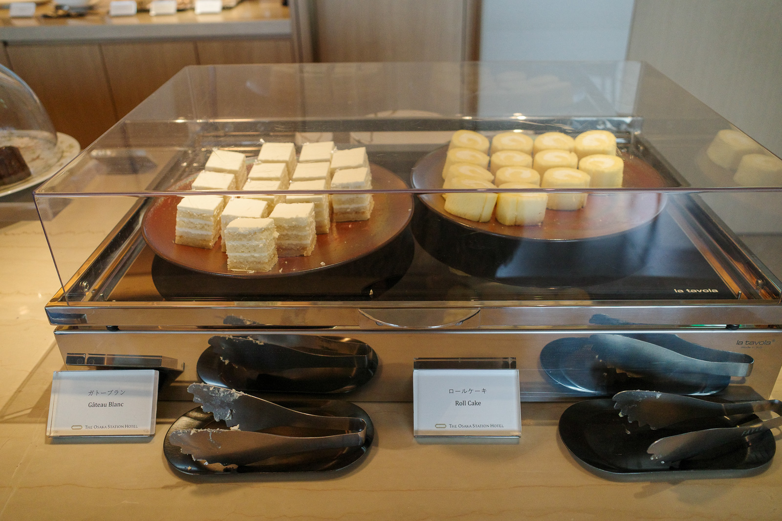 大阪ステーションホテル　SPECIALTY SALON　アフタヌーンティー　ガトーブランやロールケーキ