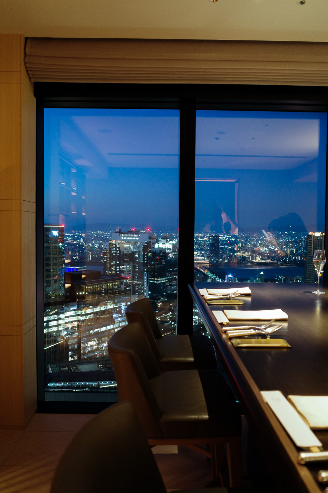 大阪ステーションホテル　SPECIALTY SALON　イブニングカクテル　室内も含めた夜景