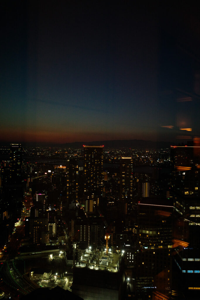 大阪ステーションホテル　SPECIALTY SALON　イブニングカクテル　窓の夜景