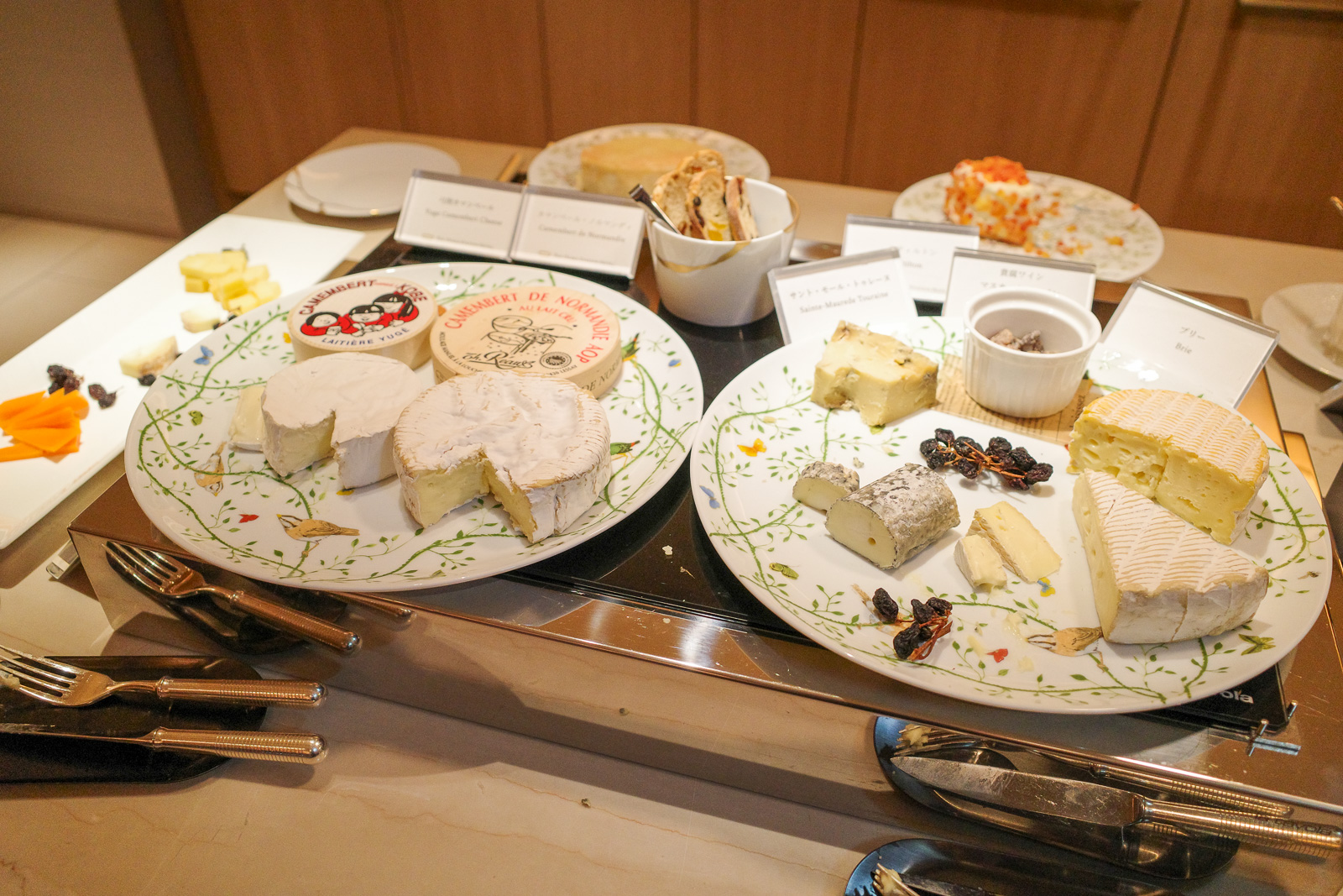 大阪ステーションホテル　SPECIALTY SALON　イブニングカクテル　チーズの盛り合わせ