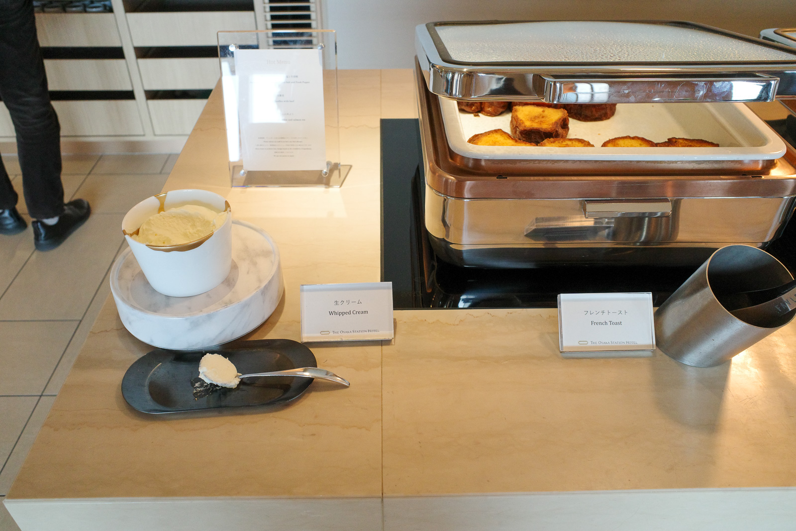 大阪ステーションホテル　SPECIALTY SALON　朝食　フレンチトーストと生クリーム