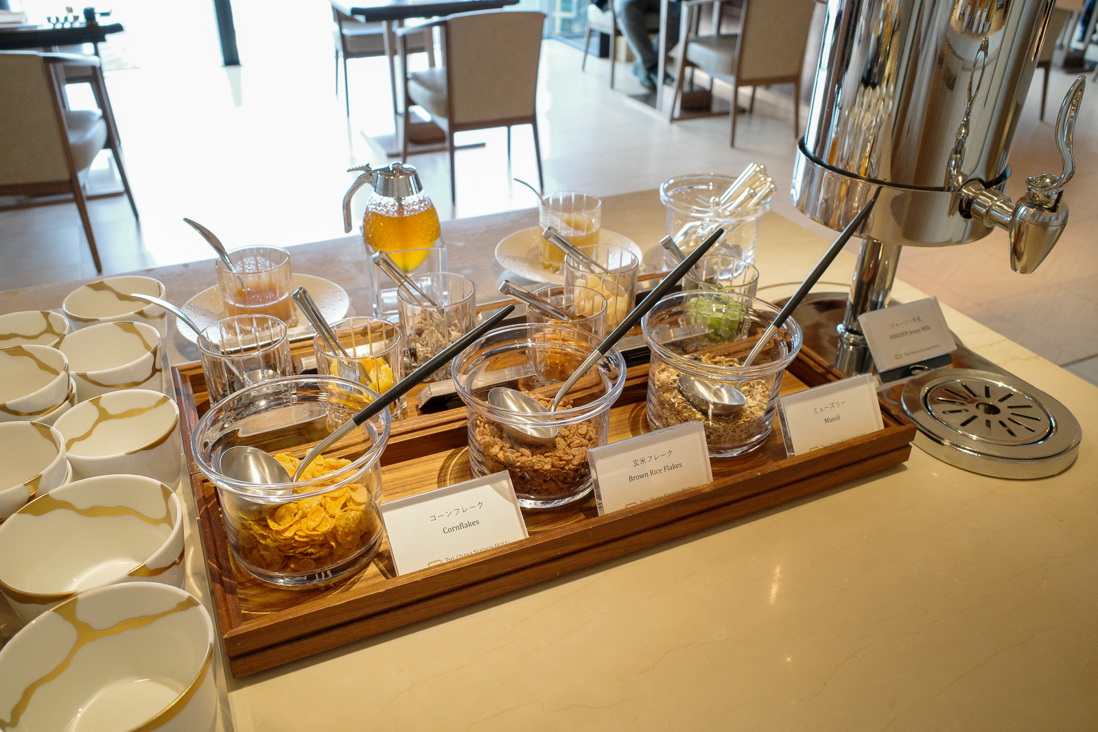 大阪ステーションホテル　SPECIALTY SALON　朝食　フレークたち