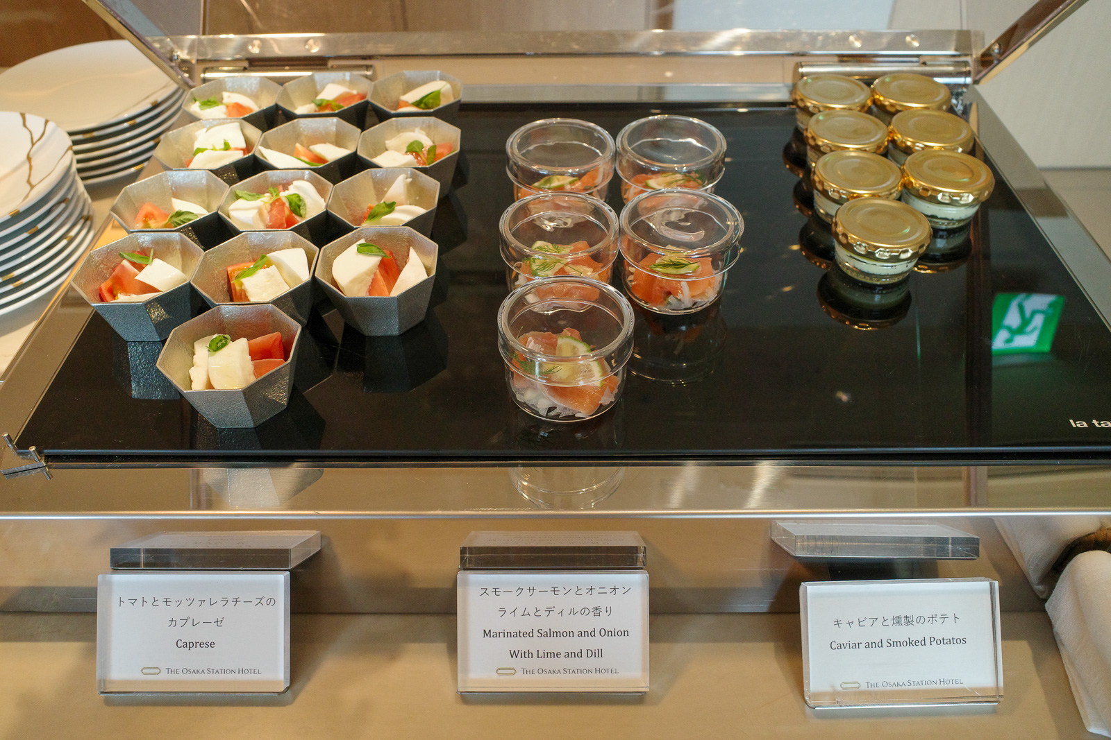 大阪ステーションホテル　SPECIALTY SALON　朝食　キャビアやスモークサーモン、カプレーゼなど