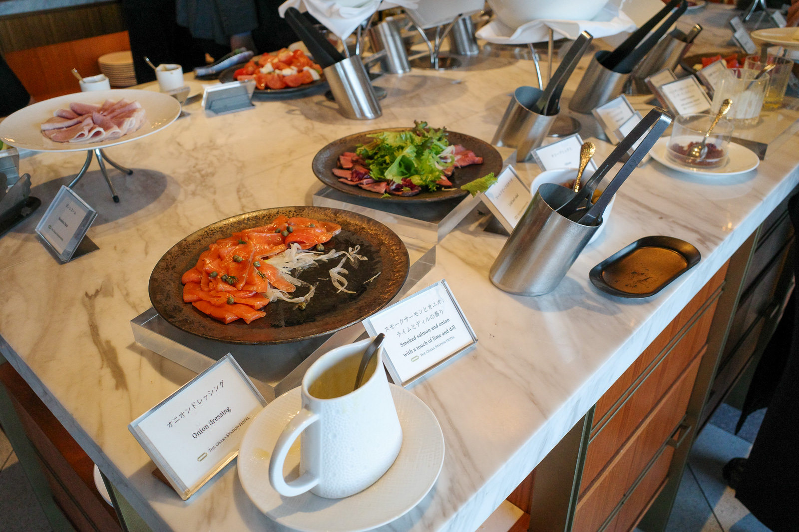 大阪ステーションホテル29階朝食会場　スモークサーモンやローストビーフ