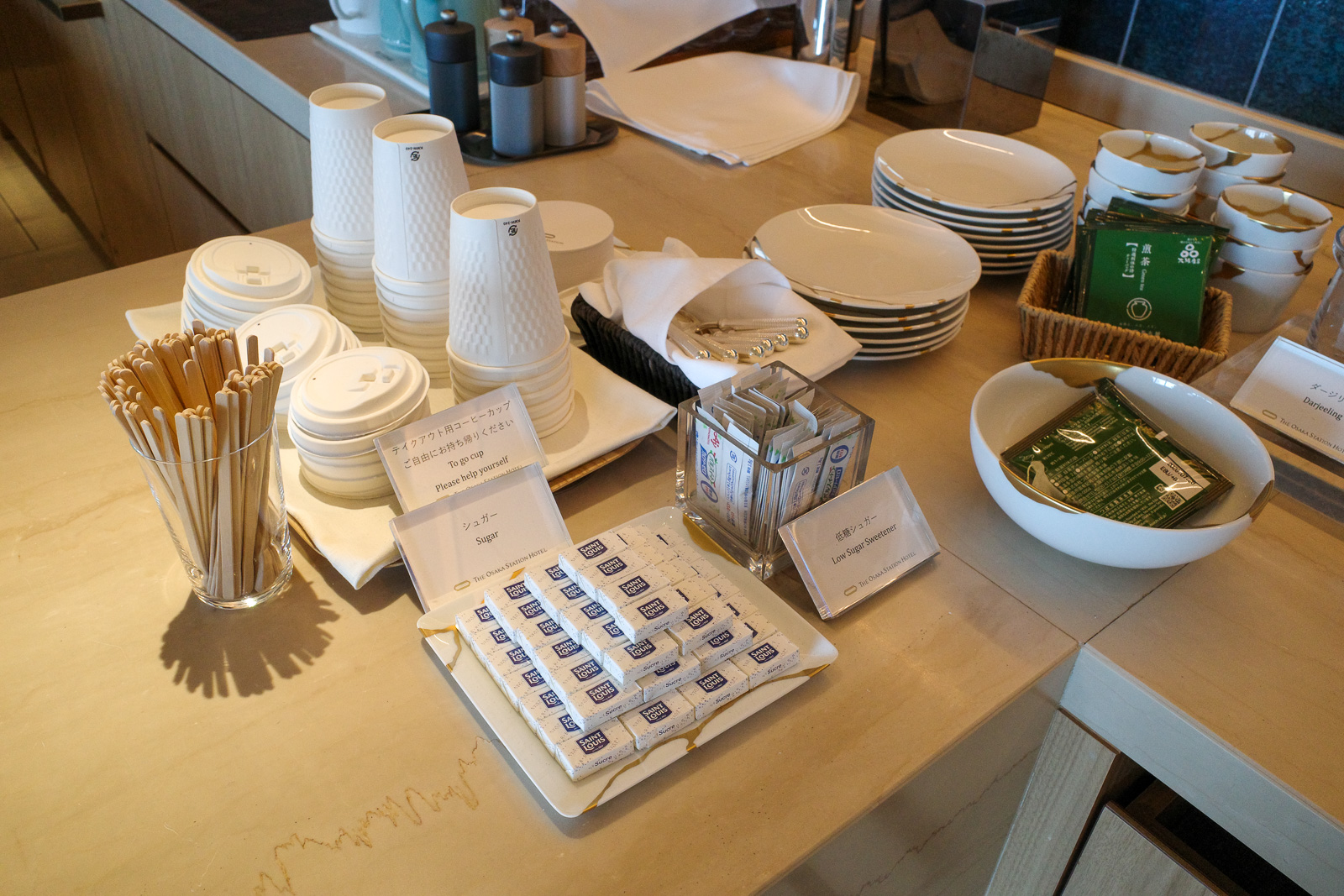 大阪ステーションホテル　SPECIALTY SALON　軽食　ドリンクエリア　煎茶やシュガー
