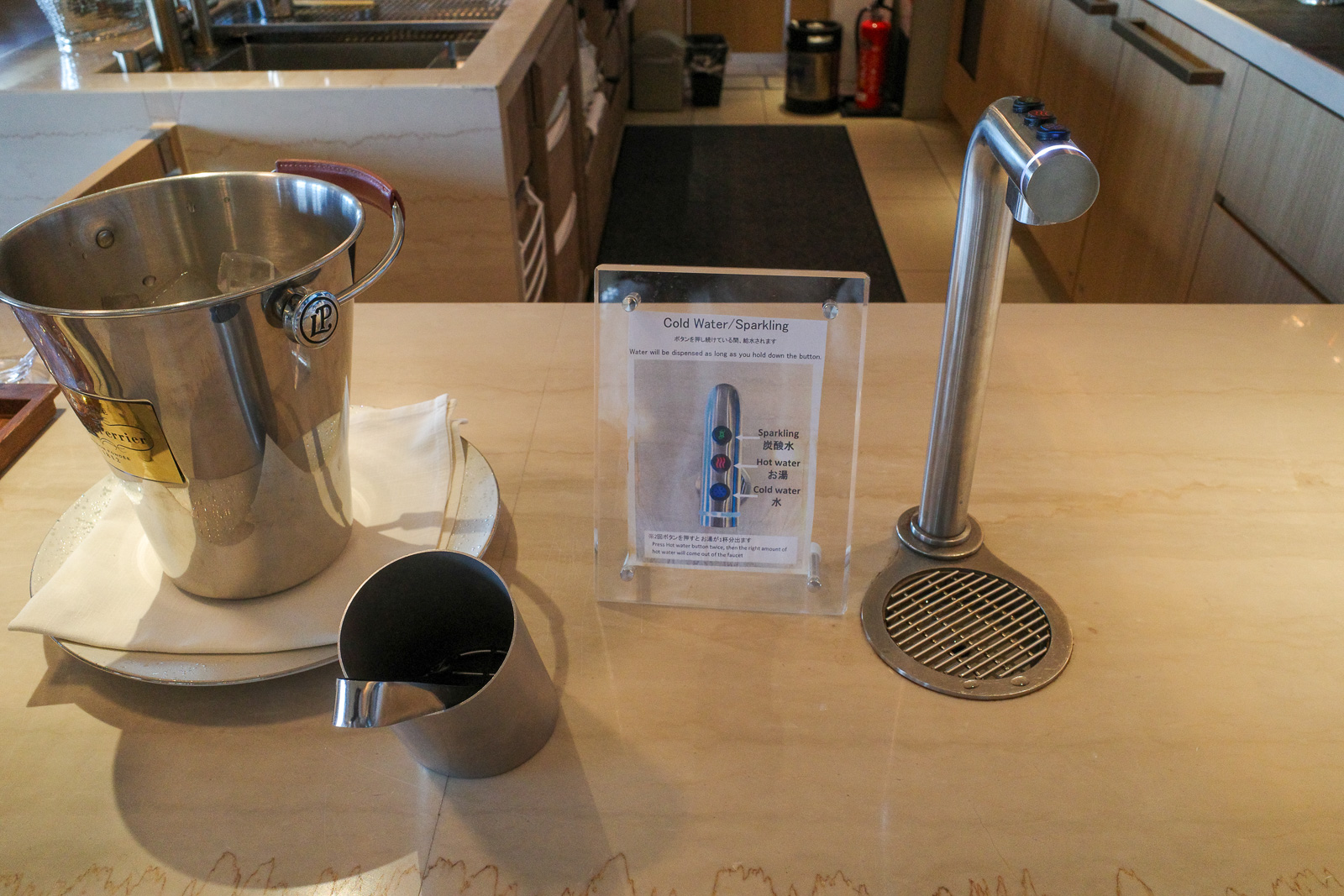 大阪ステーションホテル　SPECIALTY SALON　軽食　炭酸水やお湯、お水が出るエリア