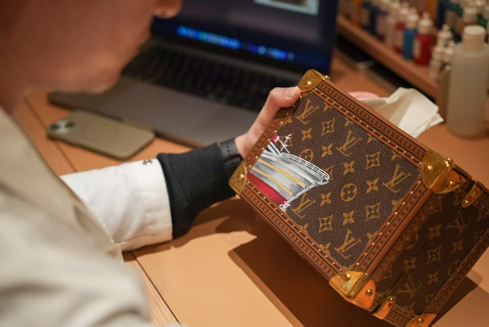 THE LOUIS 路易号の中、カバンにTheLouisを書いている