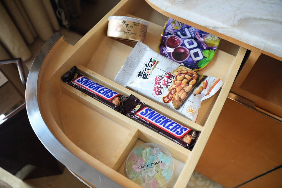 リッツカールトン上海浦東の室内にあるお菓子