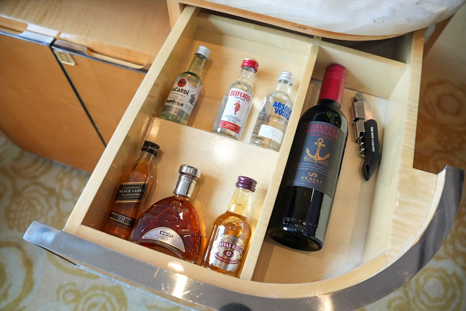 リッツカールトン上海浦東の室内にあるお酒