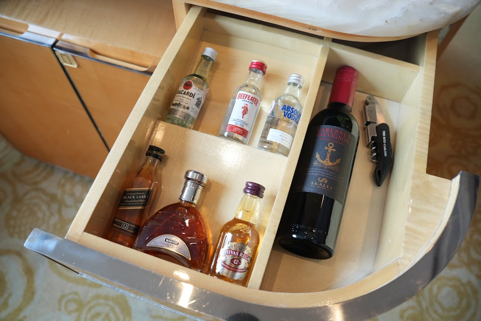 リッツカールトン上海浦東の室内にあるお酒