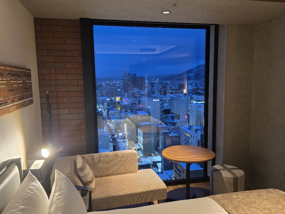 札幌ストリームホテル　客室　ベッドから見た窓の外の景色
