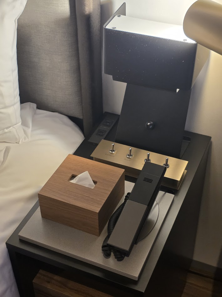 札幌ストリームホテル　客室　枕もと、ティッシュと電話とライトコントローラー