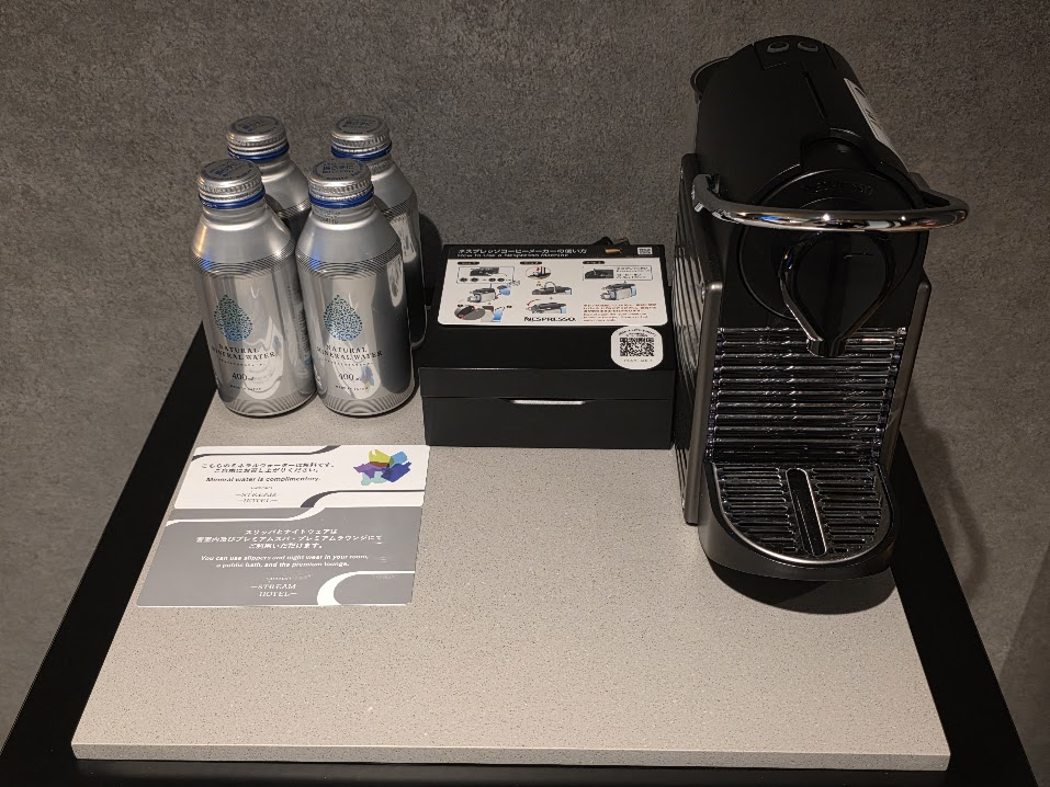 札幌ストリームホテル　客室　コーヒーメーカーと水