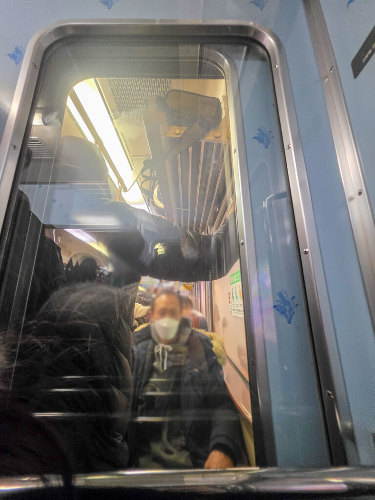 札幌駅行きの激混雑の車内