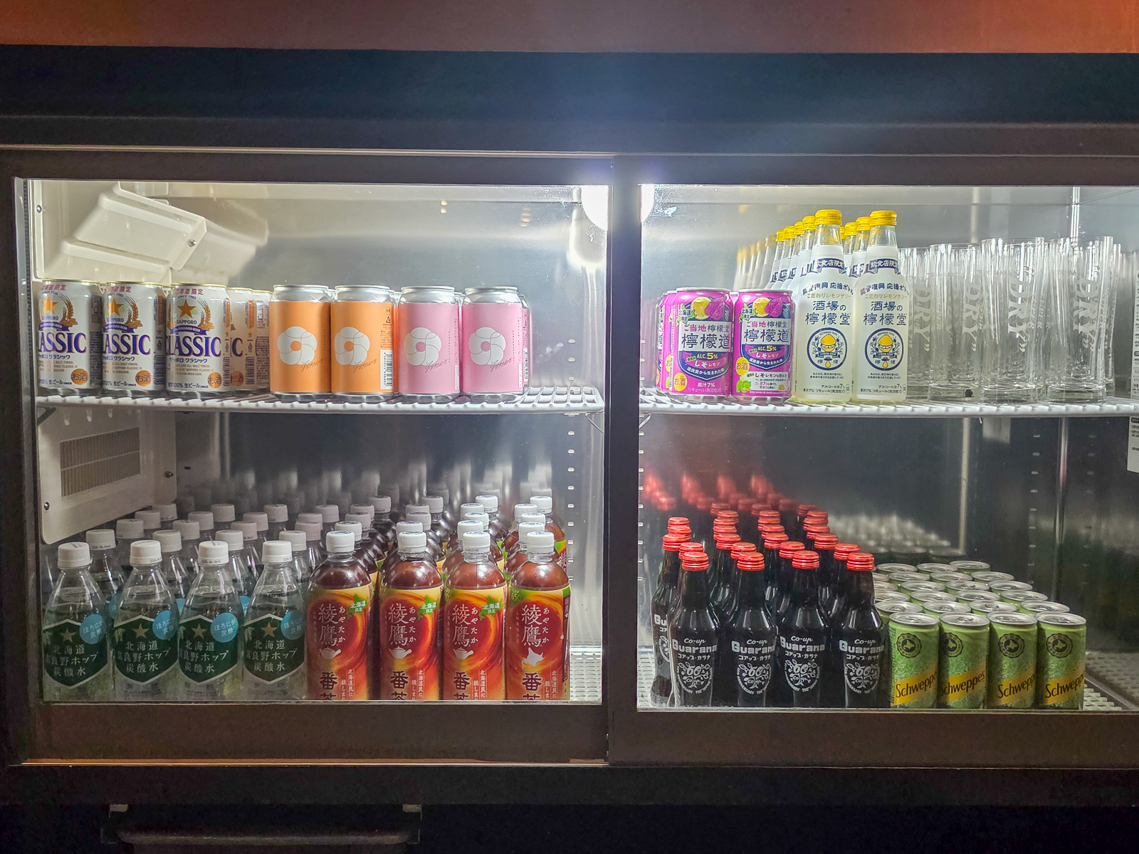 札幌ストリームホテルの18階プレミアムラウンジ　お酒や茶のラインナップ