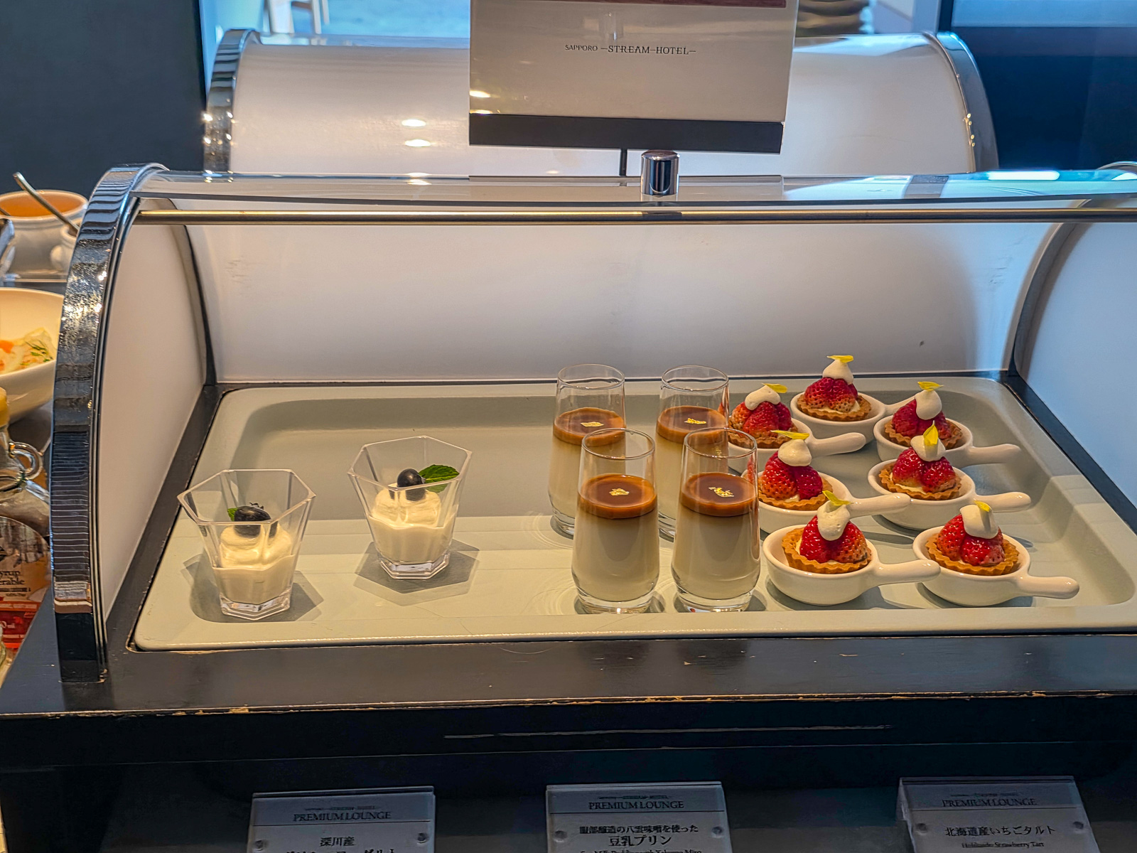 札幌ストリームホテルの18階プレミアムラウンジ　朝食　スイーツ