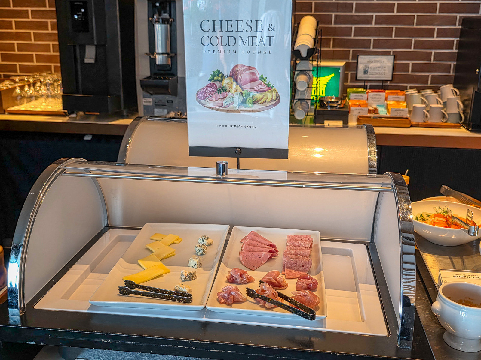 札幌ストリームホテルの18階プレミアムラウンジ　朝食チーズとコールドミート