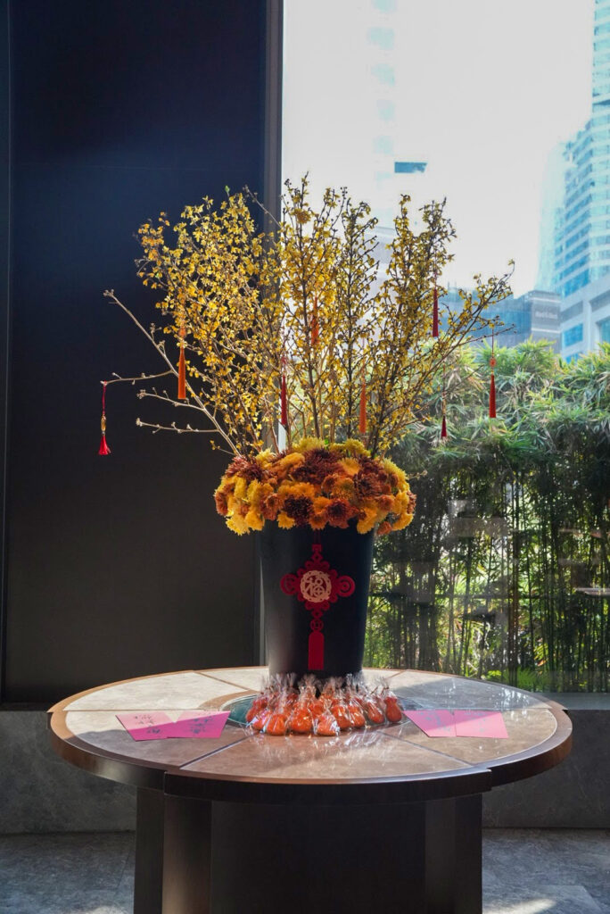 セントレジス香港のロビーにある春節の菊の花の飾り
