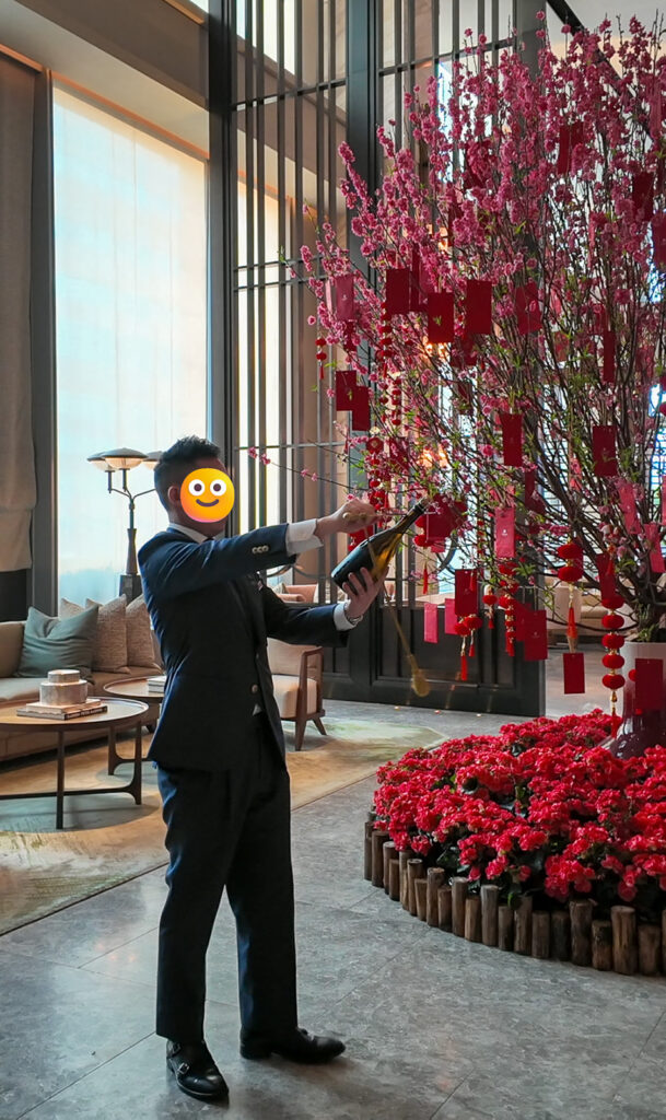 セントレジス香港シャンパンサーベラージュ　構えの姿勢