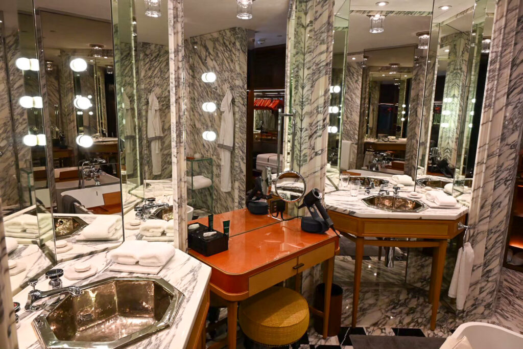 Rosewood Hong Kongのバスルーム、シンク台