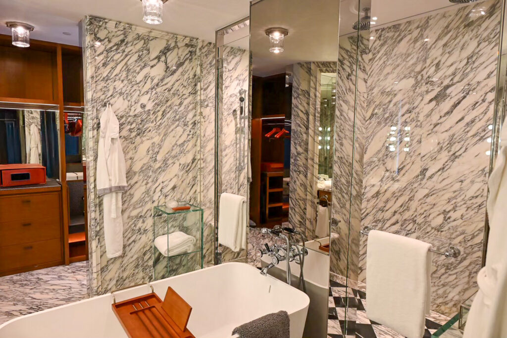 Rosewood Hong Kong Bathroom のバスタブとシャワー室