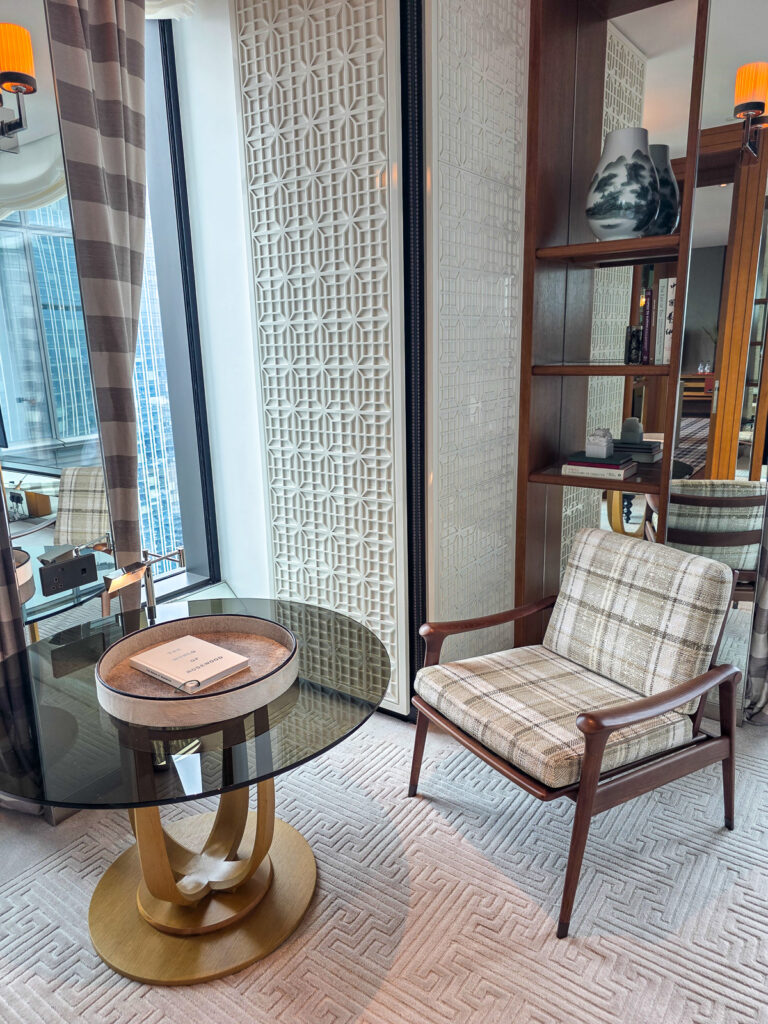 Rosewood Hong Kongの客室ベッドルームにあるチェック柄の椅子