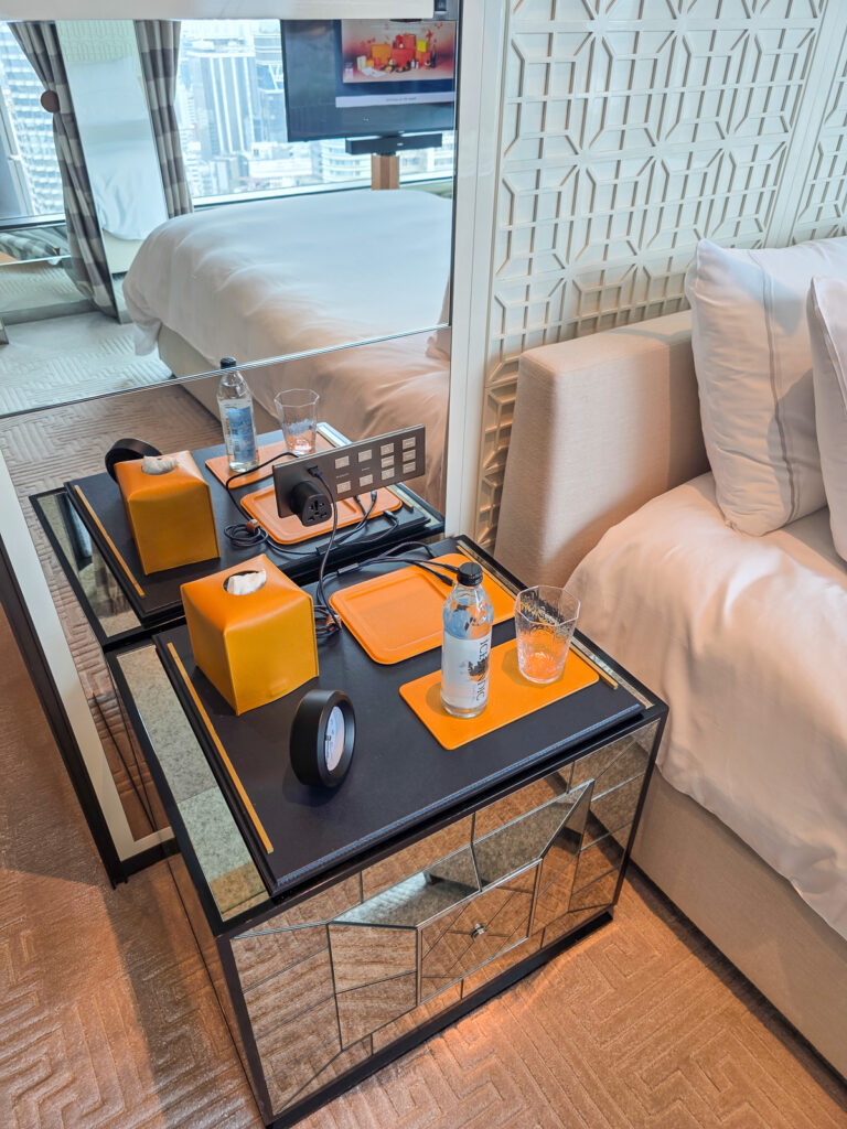 Rosewood Hong Kongの客室ベッドルーム枕元