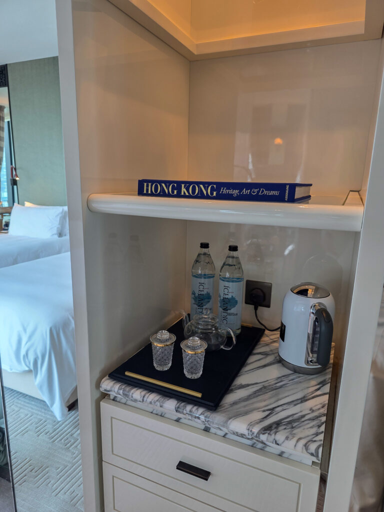 Rosewood Hong Kongの客室ベッドルームにあるミニバー