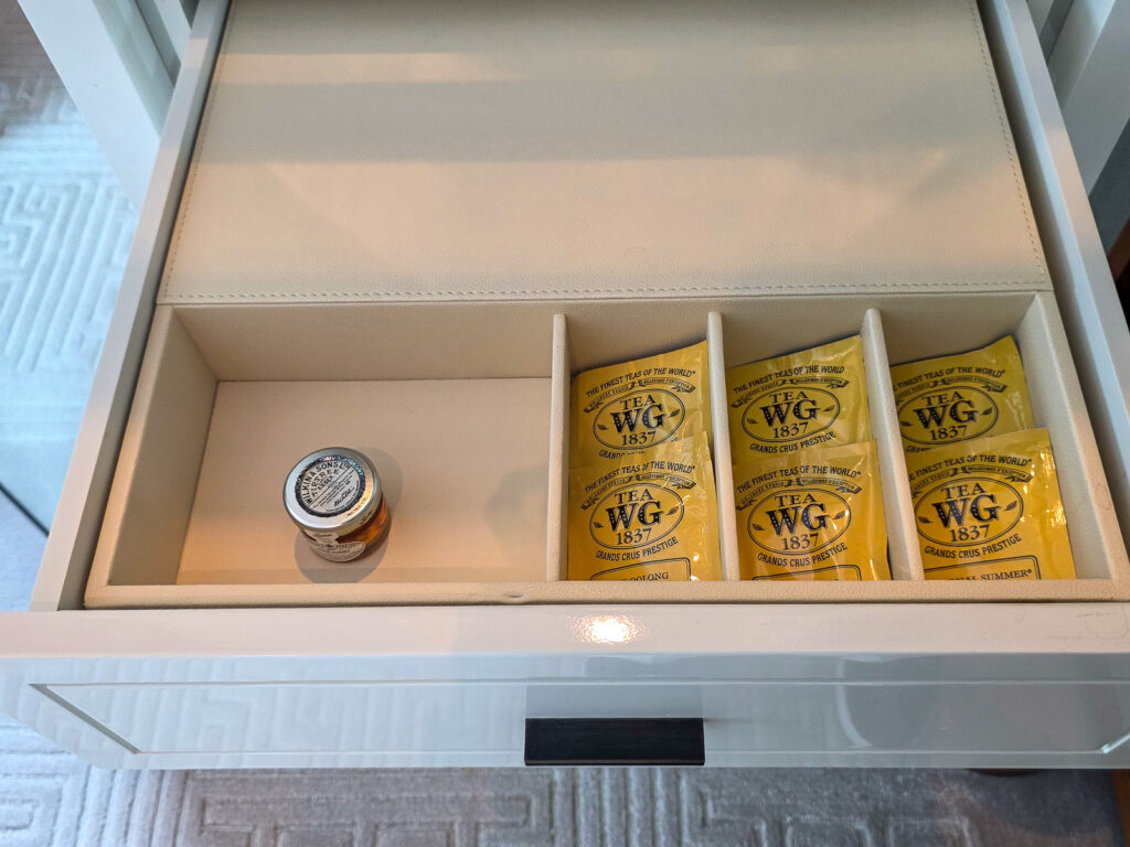 Rosewood Hong Kongの客室ベッドルームにあるミニバー