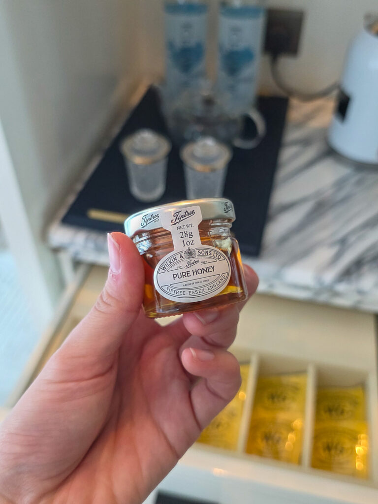 Rosewood Hong Kongの客室ベッドルームにあるはちみつ