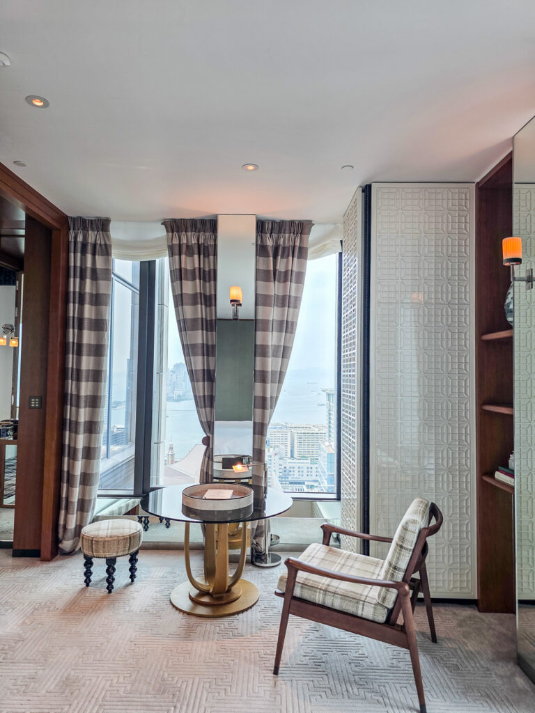 Rosewood Hong Kongの客室ベッドルームにある小さな椅子と机
