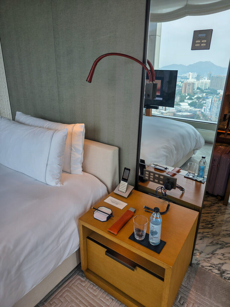 Rosewood Hong Kongの客室ベッドルーム枕元