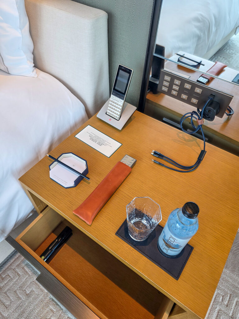 Rosewood Hong Kongの客室ベッドルーム枕元