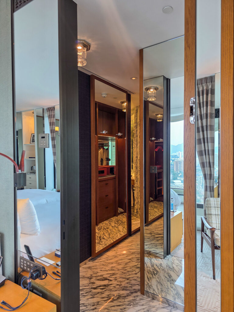 Rosewood Hong Kongの客室クローゼット