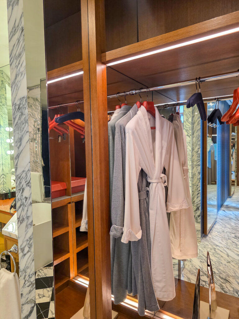 Rosewood Hong Kongの客室クローゼットにあるガウン