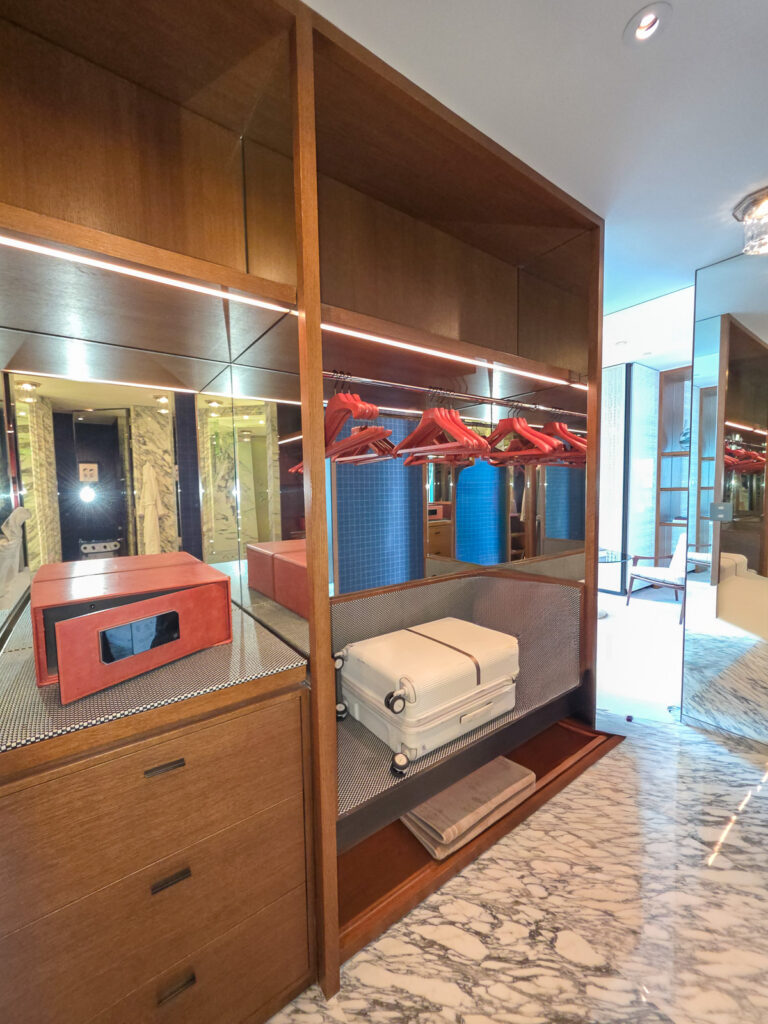 奥から見たRosewood Hong Kongの客室クローゼット