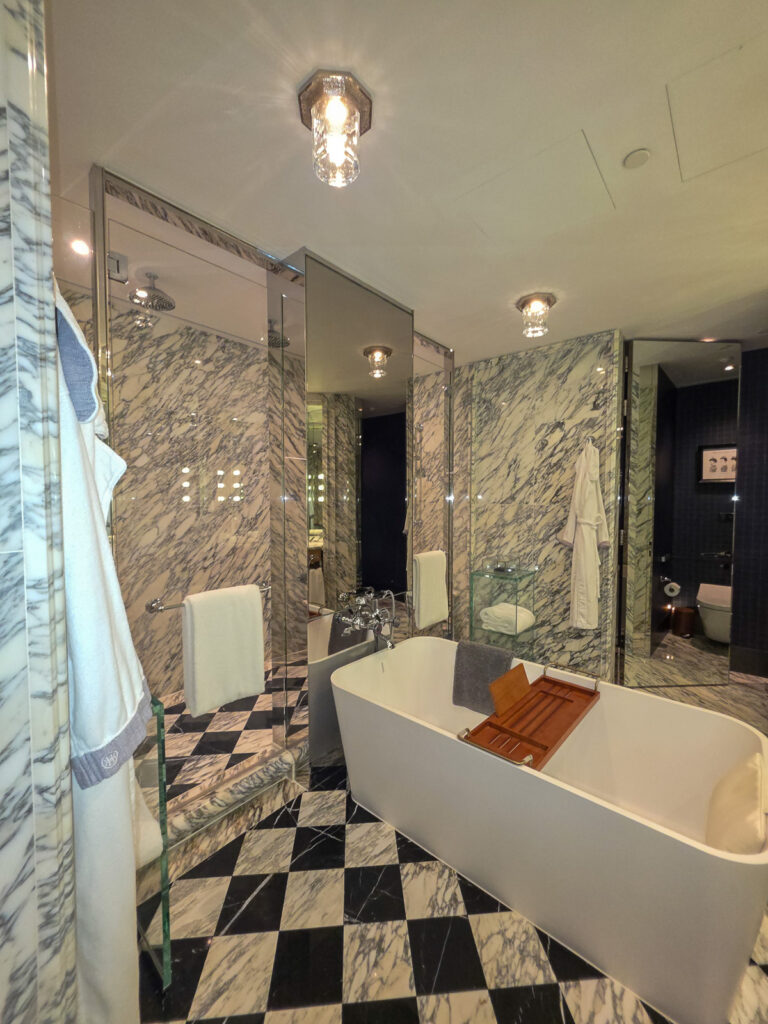 Rosewood Hong Kong Bathroom にあるバスタブ