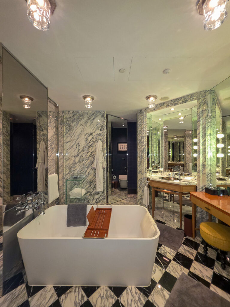 Rosewood Hong Kong Bathroom のバスタブ