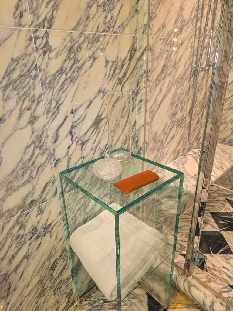 Rosewood Hong Kong Bathroomシャワー入り口にあるタオル