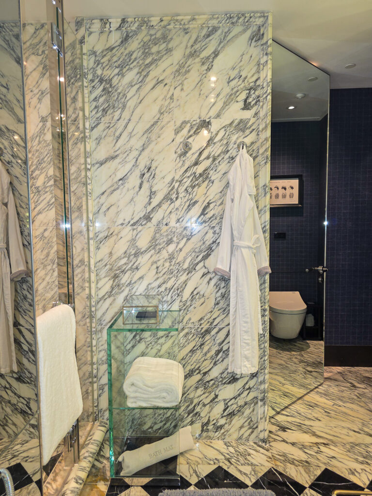 Rosewood Hong Kong Bathroom のガウン