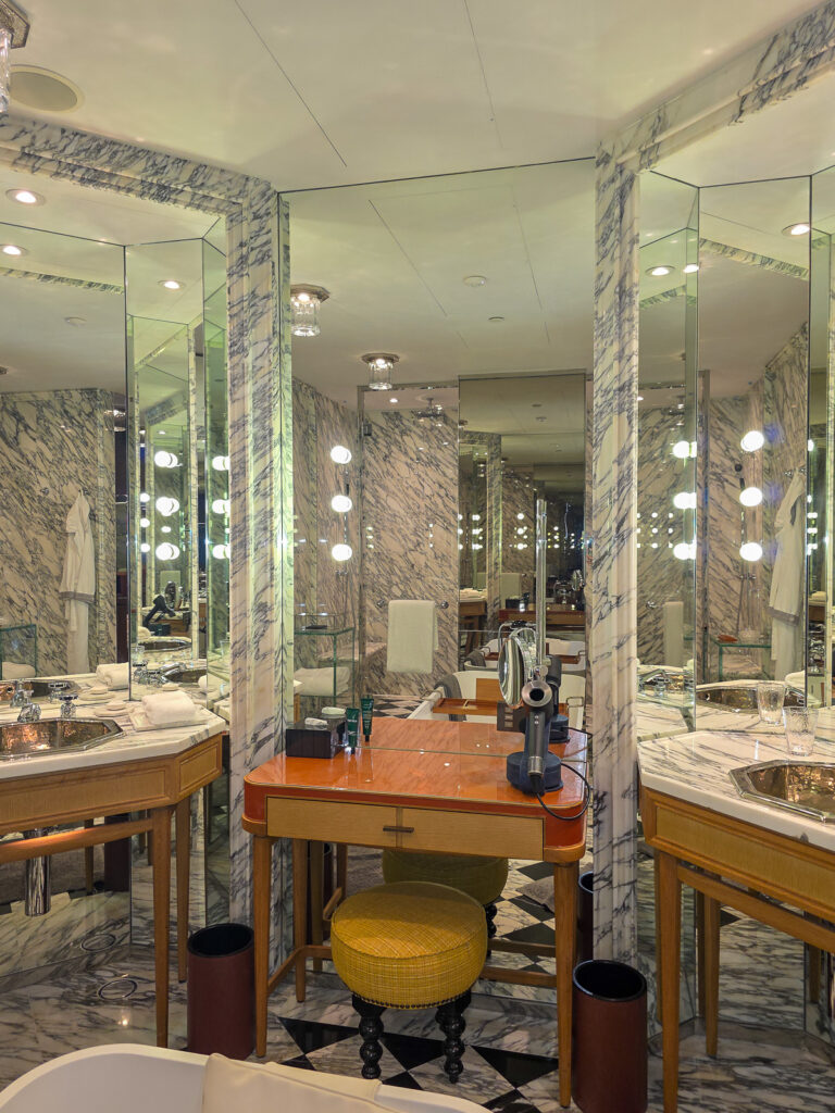 Rosewood Hong Kong Bathroom 中央化粧台