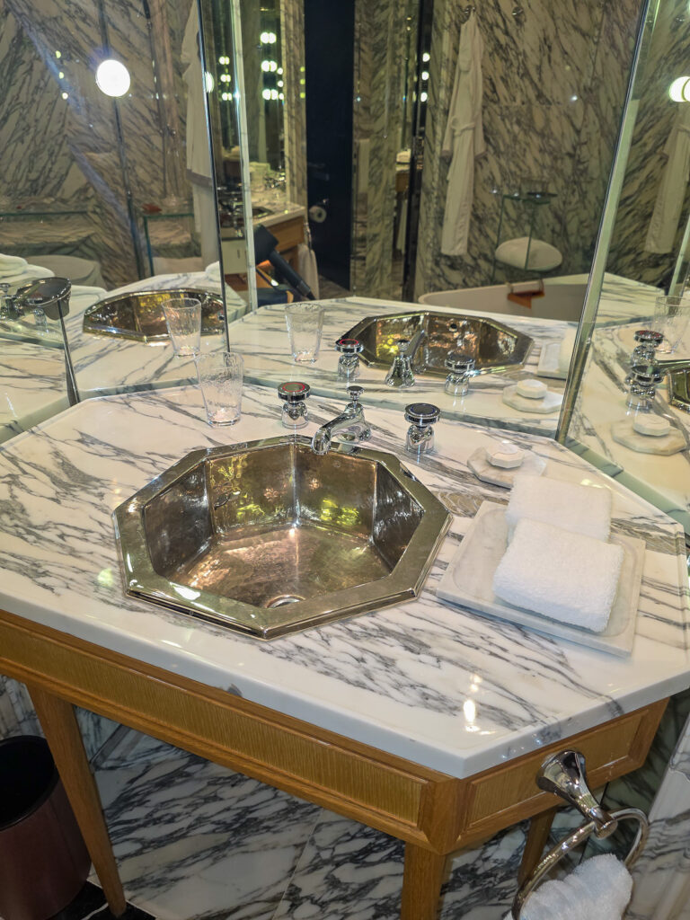 Rosewood Hong Kong Bathroom のシンク台