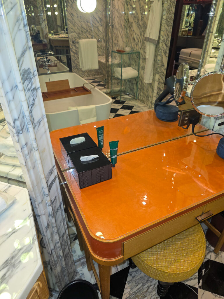 Rosewood Hong Kong Bathroomにある中央化粧台