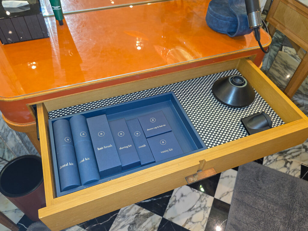 Rosewood Hong Kong Bathroom にある化粧台の中のアメニティ